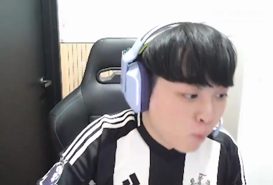 DB电子官网谁直播做的过你呀！Showmaker因上次点外卖被Lucid和BeryL争抢 决定锁门来应对Gank的队友