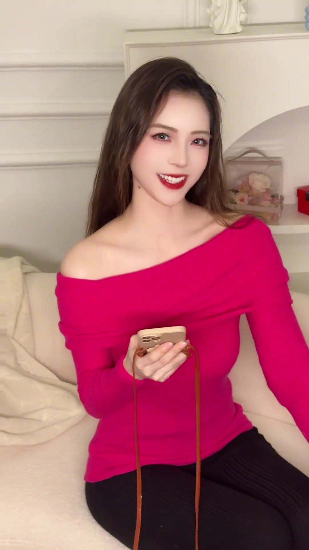 DB视讯百家乐LPL主持余霜分享小小迦娜Cos视频：有你，就是好天气