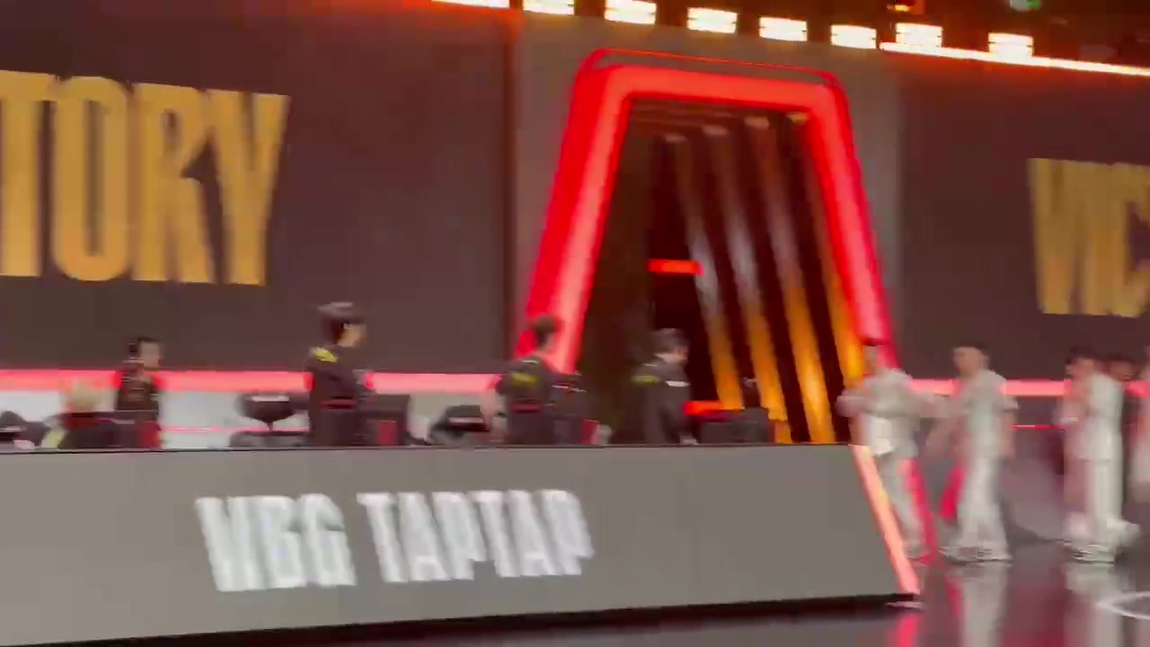 DG视讯官网平台台上毫无波澜 台下全体欢呼！Doinb和Tian碰拳 场下高声欢呼