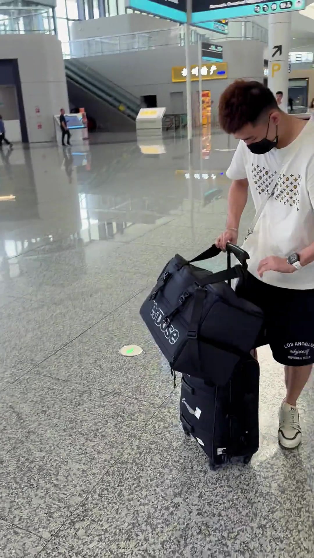 DB真人旗舰会玩儿 周琦晒随球队前往贵港视频 给孙铭徽P了个踢足球🤣